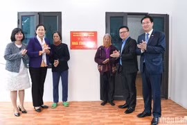 Báo Nhân Dân trao tặng 5 ngôi nhà tình nghĩa cho các nạn nhân chất độc da cam tại tỉnh Hà Nam