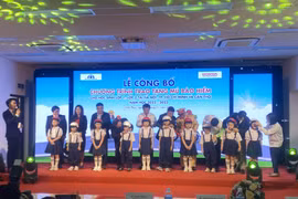 Hơn 600.000 mũ bảo hiểm được trao tặng cho học sinh lớp Một và lớp Hai
