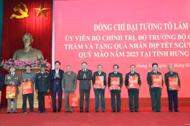 Đại tướng Tô Lâm chúc Tết, tặng quà gia đình chính sách, người có công tỉnh Hưng Yên