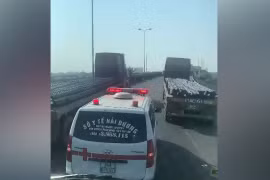 Hai xe tải dàn hàng ngang cản đường xe cứu thương