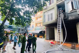 Hà Nội: Cháy ngôi nhà trên phố Vĩnh Phúc, 5 người thoát nạn