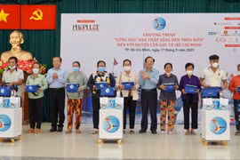 Báo Pháp Luật TP HCM trao quà cho bà con huyện Cần Giờ