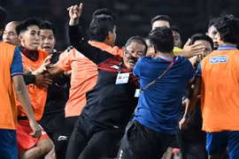 Bị đánh chảy máu, trưởng đoàn HLV U22 Indonesia xin lỗi U22 Thái Lan