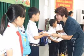 Báo Giáo dục và Thời đại trao tặng 100 suất học bổng cho học sinh nghèo Ninh Thuận