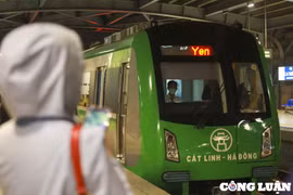 Hà Nội: Tàu điện, xe buýt chạy xuyên Tết phục vụ người dân đi lại