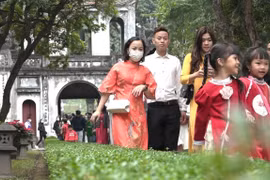 Hà Nội: Người dân nô nức đi lễ chùa cầu an đầu năm mới