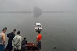 Hà Nội: Người phụ nữ lao thẳng ô tô xuống Hồ Tây vì đạp nhầm chân ga