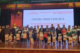 Câu lạc bộ Báo chí Bắc Ninh tại Hà Nội trao quà hỗ trợ 41 trẻ em mồ côi
