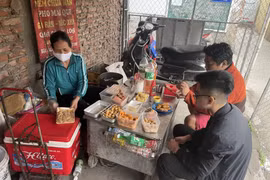 Thực hư chủ quán nem chua rán “bất đắc dĩ” nghỉ bán 5 tháng đi du lịch châu Âu