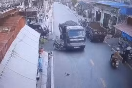 Bất ngờ lao vào ô tô tải, tài xế gặp tai họa