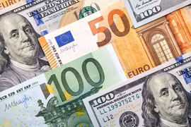 Đồng euro trượt giá, USD chạm đỉnh 2 tháng