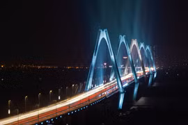 Cầu Nhật Tân rực sáng và Nhà hát Lớn hòa nhạc đánh dấu 50 năm tình hữu nghị Việt Nam và Argentina