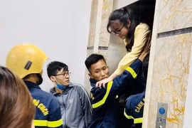 Giải cứu 4 học sinh mắc kẹt trong thang máy