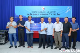 Hội Nhà báo Việt Nam trao tặng quà các gia đình chính sách tại Quảng Bình