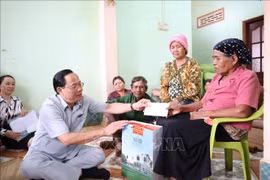 Phó Chủ tịch Quốc hội Trần Quang Phương thăm và tặng quà gia đình chính sách tại Đắk Lắk