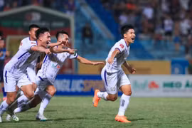 Hà Nội FC lội ngược dòng đánh bại Bình Định trên sân Hàng Đẫy