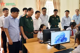 Báo Quân đội nhân dân trao tặng máy tính cho các trường học trên địa bàn huyện Đoan Hùng