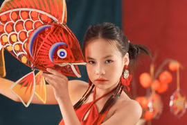Hoa hậu nhí Phùng Hiểu Anh hóa thân thành chị Hằng, lộng lẫy đón Trung thu