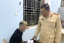 Tuýt còi thanh niên không đội mũ bảo hiềm, lòi ra ma túy