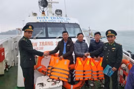 Cùng ăn, cùng ở, cùng làm, cùng nói tiếng đồng bào dân tộc