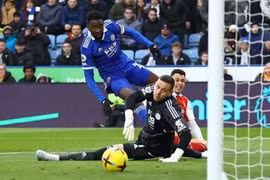 Thắng Leicester, Arsenal giữ vững ngôi đầu bảng Ngoại hạng Anh