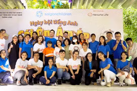 Hanwha Life Việt Nam trao yêu thương đến các em học sinh khó khăn