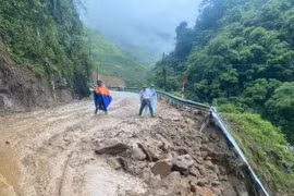 Khắc phục sự cố sạt lở, bảo đảm thông xe với thời gian nhanh nhất