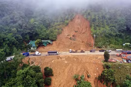 Liên tiếp xảy ra sạt lở đất, ngập úng đô thị: Thiên tai hay nhân tai?