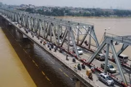 Hà Nội: Tổ chức lại giao thông cho phương tiện di chuyển qua cầu Chương Dương