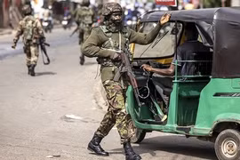 Sierra Leone ban bố lệnh giới nghiêm trên toàn quốc sau vụ tấn công vào doanh trại