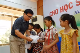 Bình Định: Chi hội Nhà báo thường trú trao 150 suất quà cho các em học sinh hiếu học