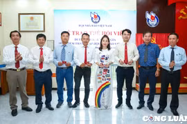 Lễ trao thẻ Hội viên Hội Nhà báo Việt Nam ý nghĩa tại ATK Định Hóa, Thái Nguyên