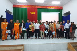 Truyền tải điện Quảng Ngãi thực hiện chương trình "Nhà tôi có bình chữa cháy"