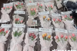 Hoa sáp “chiếm sóng” thị trường 20/10, chủ hàng làm không ngơi tay