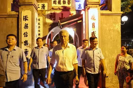 Thủ tướng Singapore Lý Hiển Long thăm Đền Ngọc Sơn, dạo bước trên phố đi bộ Hồ Gươm