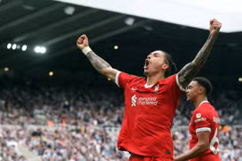 Darwin Nunez lập cú đúp, Liverpool thắng ngược Newcastle