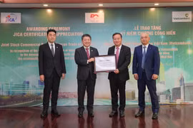 JICA trao tặng kỷ niệm chương cống hiến cho Vietcombank