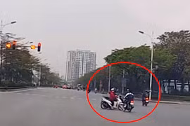 Thấy thanh niên phóng xe máy vượt đèn đỏ phi tới, 2 tài xế đứng im tránh đại họa vẫn bị tông