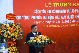 Trưng bày sách Văn học công nhân từ năm 1953 đến nay
