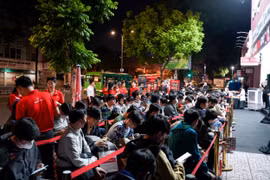 Black Friday: Nơi vắng hoe, nơi khách xếp hàng từ tối hôm trước