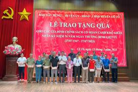 Báo Xây dựng tặng quà cho các gia đình chính sách huyện Cô Tô