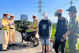 Cảnh sát giao thông ngăn chặn nhóm đối tượng mang dao đuổi chém học sinh