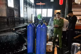 Thu giữ lượng lớn khí cười, rượu lậu tại quán bar phố cổ Hà Nội