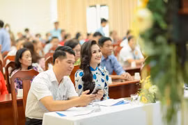 Tranh tài với người đẹp 65 nước, hoa hậu Nguyễn Thanh Hà quyết tâm chinh phục thế giới với Áo dài Việt
