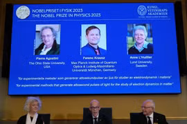 Giải Nobel Vật lý 2023 trao cho 3 nhà khoa học giúp 'nhìn được nguyên tử hoạt động'