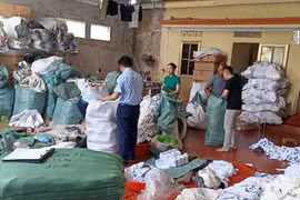 Thái Bình: Hai kho hàng chứa tới 1,3 tấn hàng hóa có dấu hiệu giả mạo nhãn hiệu của Nike, Adidas