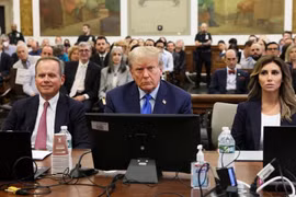 Ông Trump đả kích dữ dội trong phiên tòa khi bị cáo buộc thu lợi bất chính 100 triệu USD