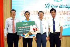 Quỹ ươm mầm tài năng đất Quảng - Báo Quảng Nam: Trao thưởng cho 20 gương mặt trẻ xuất sắc