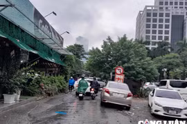 Quận Cầu Giấy (Hà Nội): Người dân vất vả di chuyển qua đoạn đường "đau khổ"
