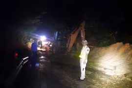 Xuyên đêm khắc phục sạt lở do mưa lớn, chia cắt đường Hồ Chí Minh